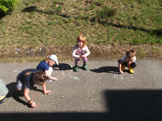 kreslíme křídami na asfalt 